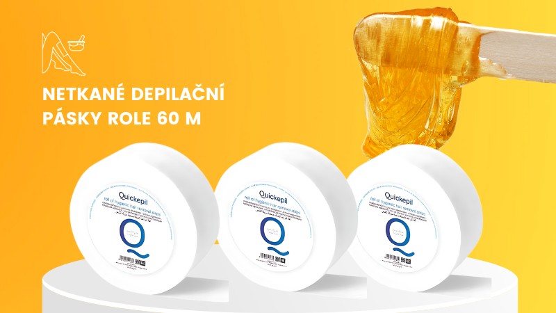 Tři role netkaných depilačních pásek Quickepil na depilaci, každá s délkou 60 m, vedle kapky vosku na žlutém pozadí